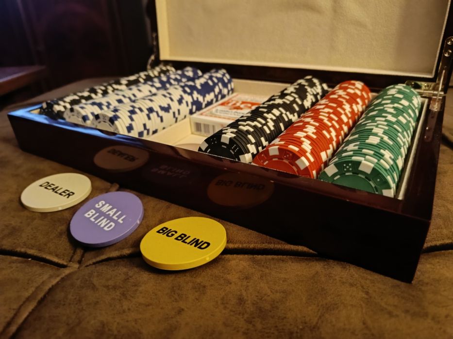 Луксозна кутия с 300 чипа.