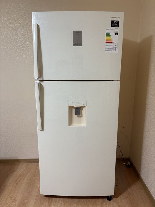 Продаю б/у холодильник Samsung RT53K6510EF