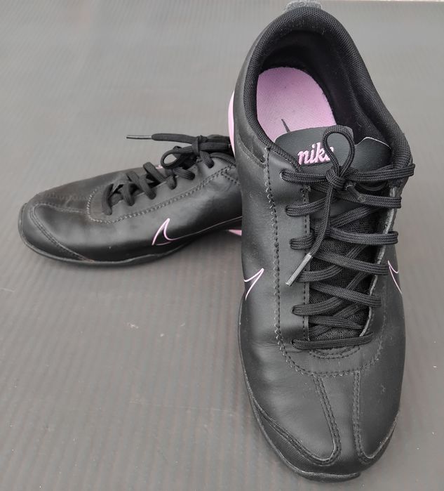 Дамски черни маратонки