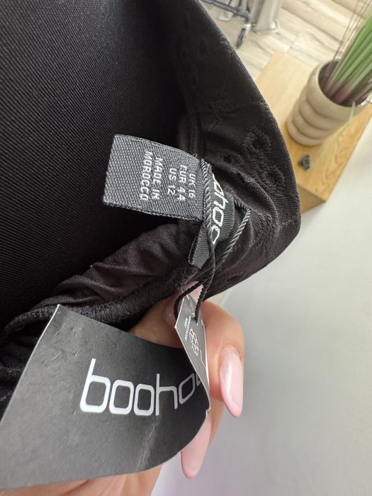 Fusta Boohoo, noua cu eticheta