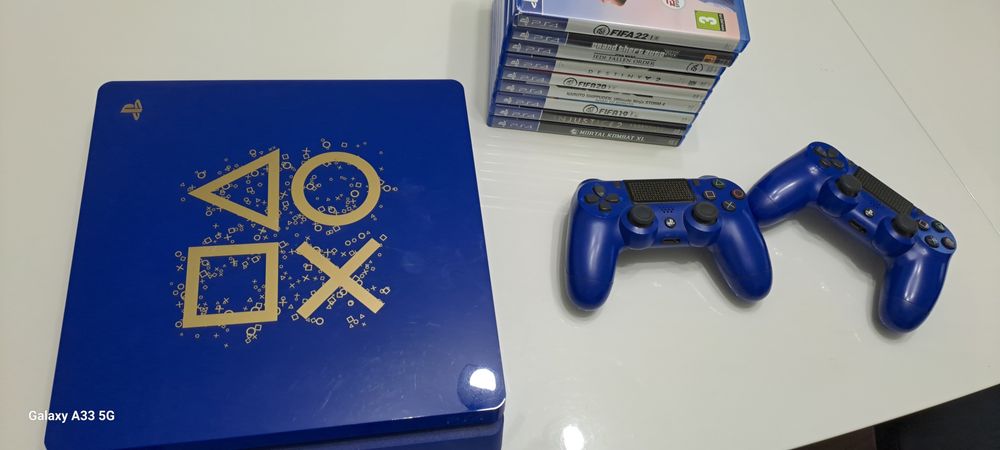 Playstation 4 лимитиран с два контролера в комплект с 9 игри