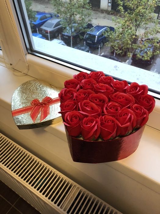 Cutie in forma de inima cu trandafiri de sapun 21 de bucati