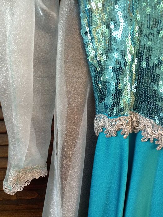 Rochie Elsa, facuta la comanda cu materiale de calitate.