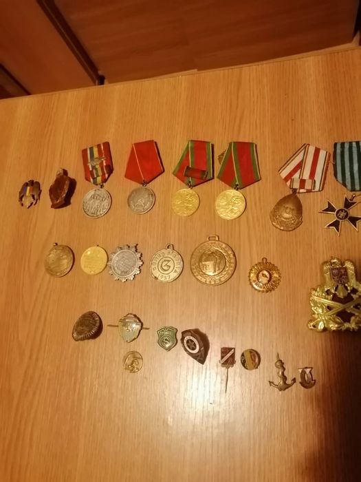 Bani, monede vechi, decorațiuni, insigne