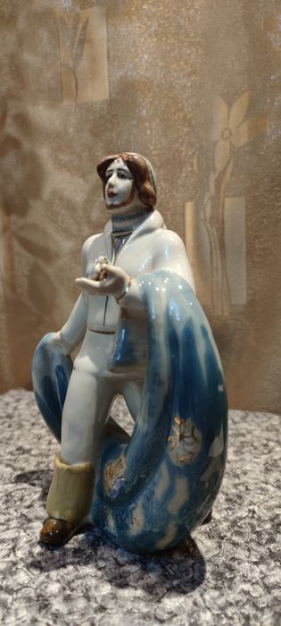 Статуэтка фарфоровая