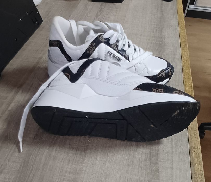 Vand adidași guess