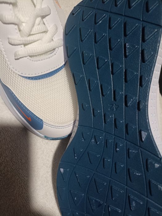 Adidasi Nike noi
