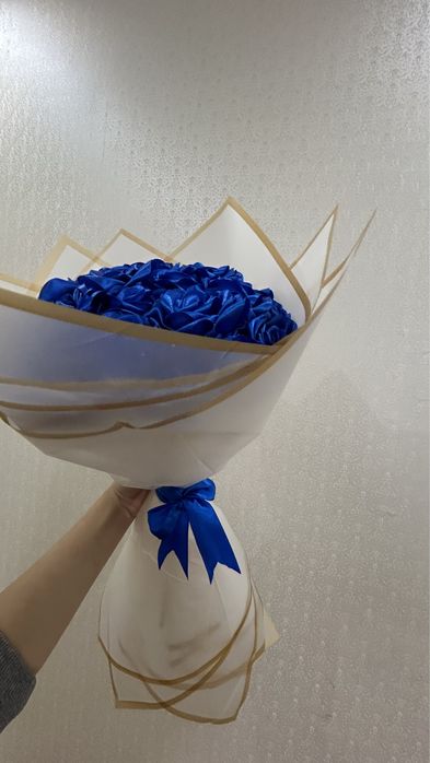 Атласный букет из 25 красивых роз