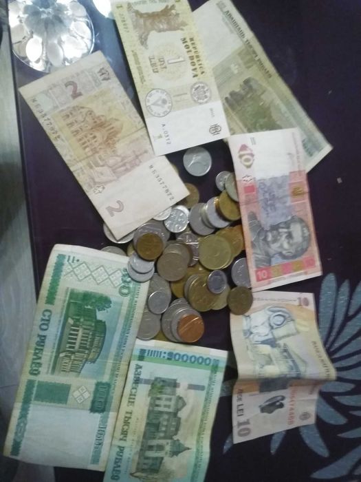 Различни монети и банкноти