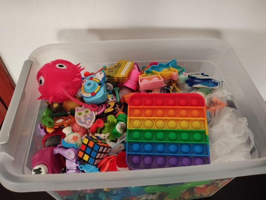 Играчки от яйца и много други разнообразни малки играчки