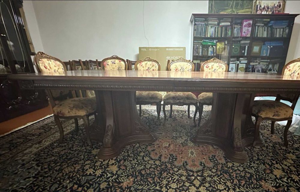 ПРОДАМ МЕБЕЛЬ ДЛЯ ГОСТИНОЙ. Комплект 3 предмета + 12 стульев