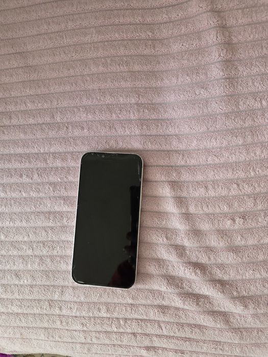 Продам iPhone 13 (Белый, 128 ГБ)