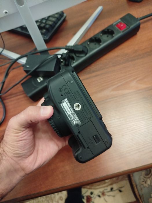 Canon EOS 700D + объектив 50mm f/1.8

Отличный комплект для фото