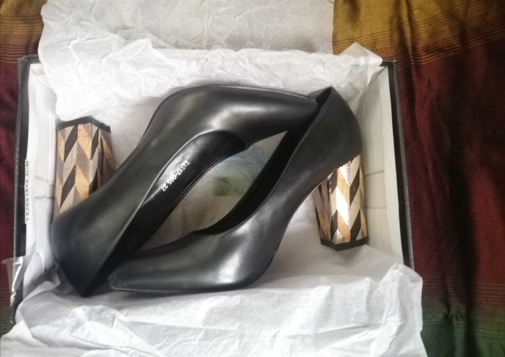 Дамски обувки Tendenz- черни, токът е с различни нюанси на златисто