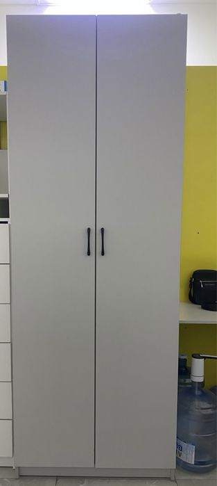 Офисные шкафы , рабочие столы и много прочее