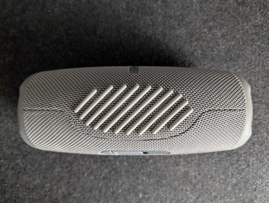 Продавам JBL Charge 5