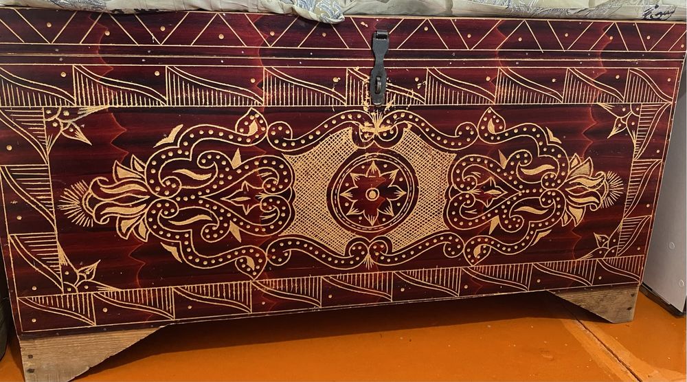 Сандық аяктары мен.  Котерылып тұрады