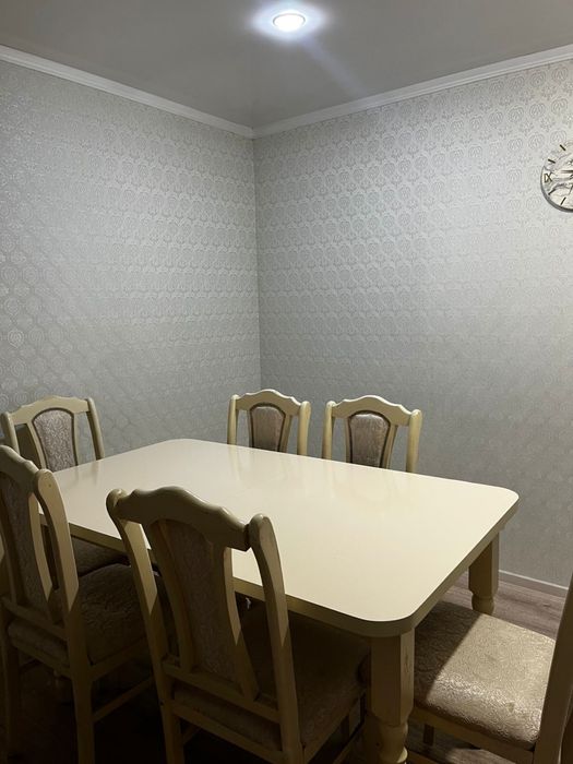 Раздвижной стол со стульями