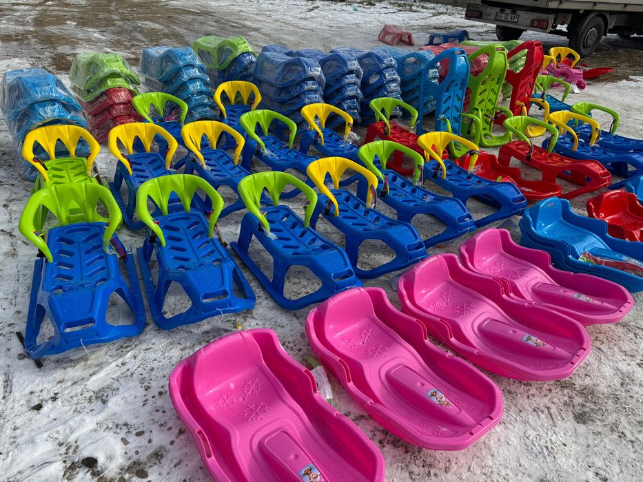 Sanie din plastic cu spatar pentru copii