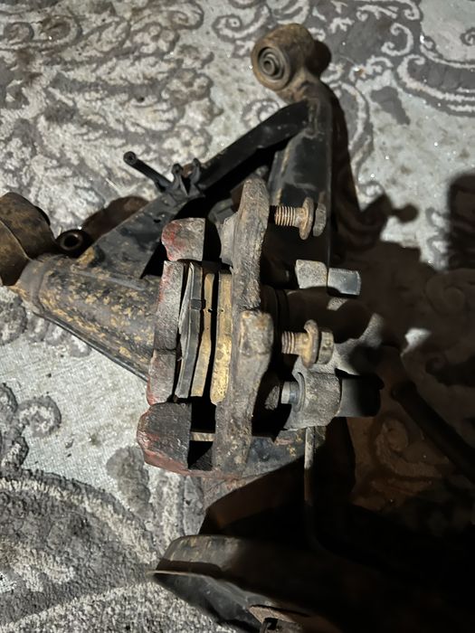 Задняя левая цапфа, суппорт, рычаг бмв е34