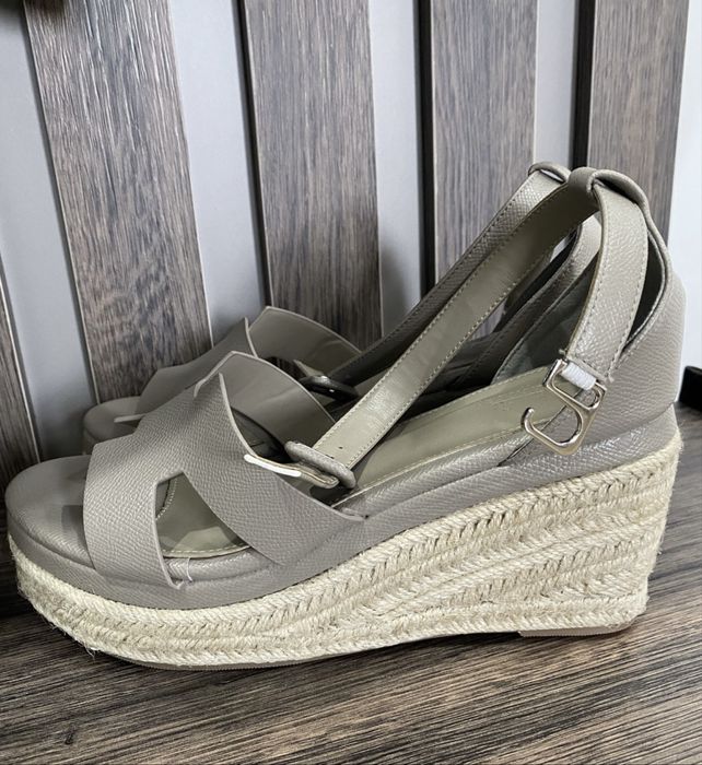 Новые босоножки-39 размер