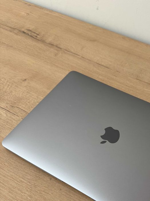 MacBook Air на M1, 8/256 GB.