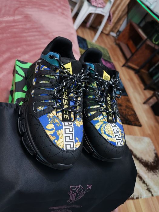 Vând adidași Versace