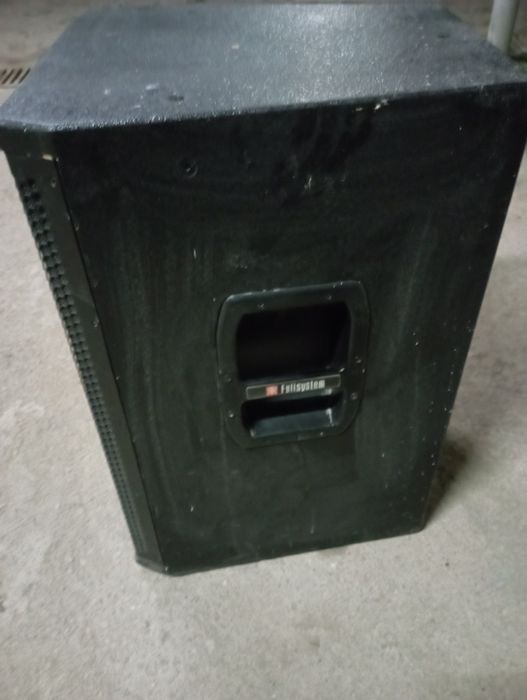 Микшерный пульт с одной колонкой.