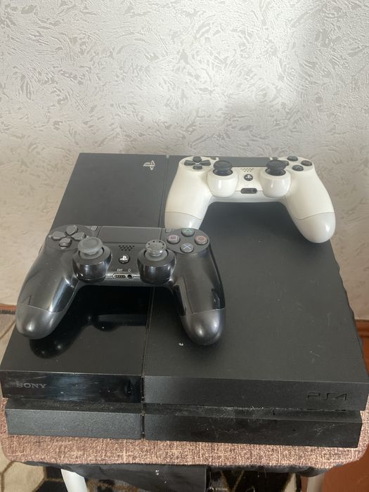 Playstation 4 с двумя джостиками