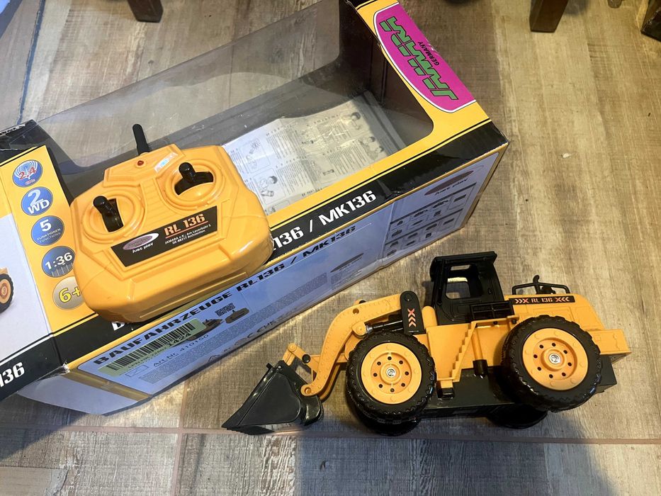 Детски играчки и макет на хеликоптер от Ревел