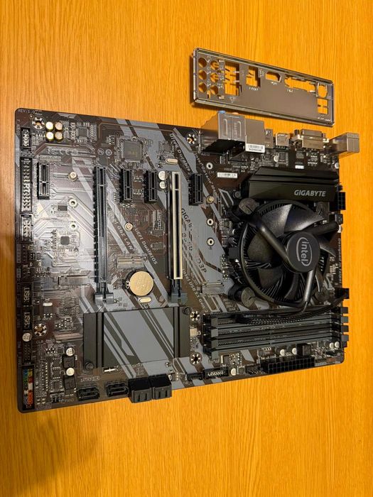 Placa de baza GIGABYTE B360 HD3P cu procesor Intel Core i7 8700 3.2Ghz