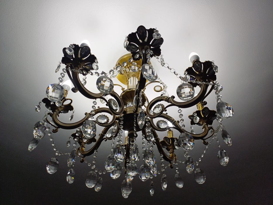 Продам люстру 8 рожковая