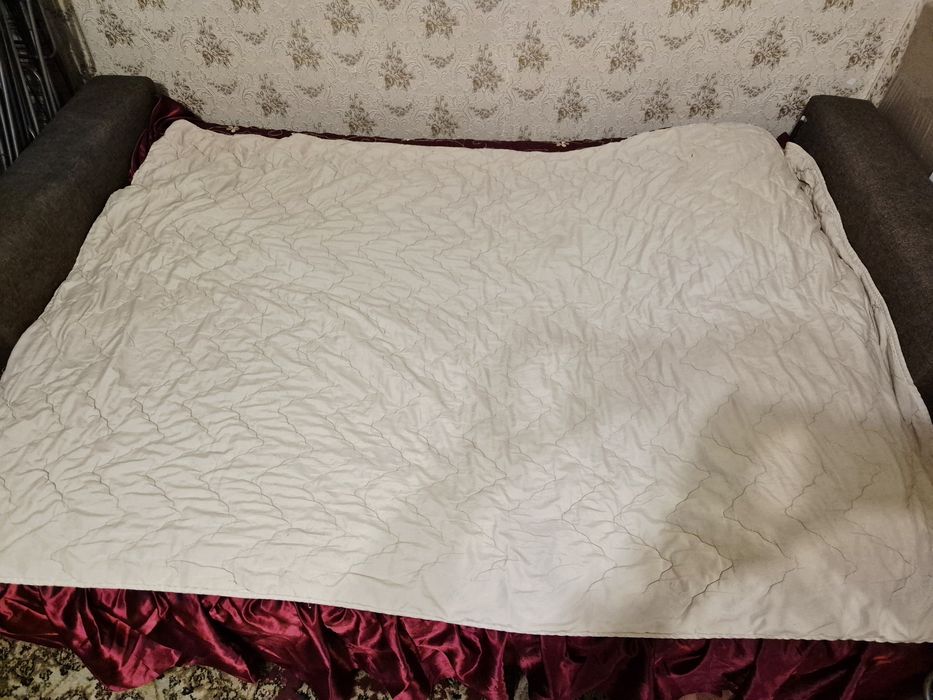 Продам недорого одеяла, постель, покрывало, тапочки