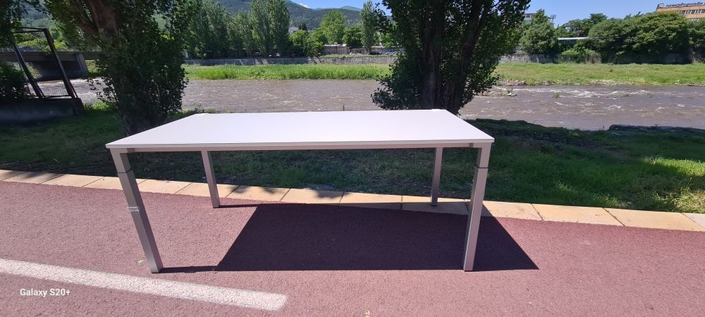 Немско бюро регулируем за дома и офиса оборудване