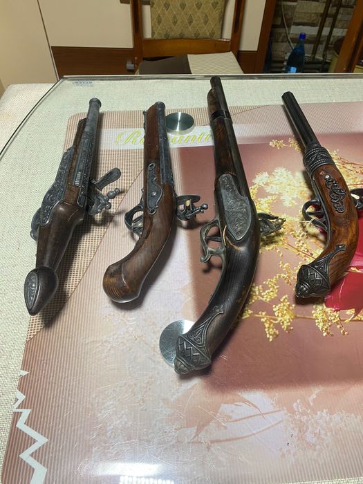 Lot pistoale panoplie
