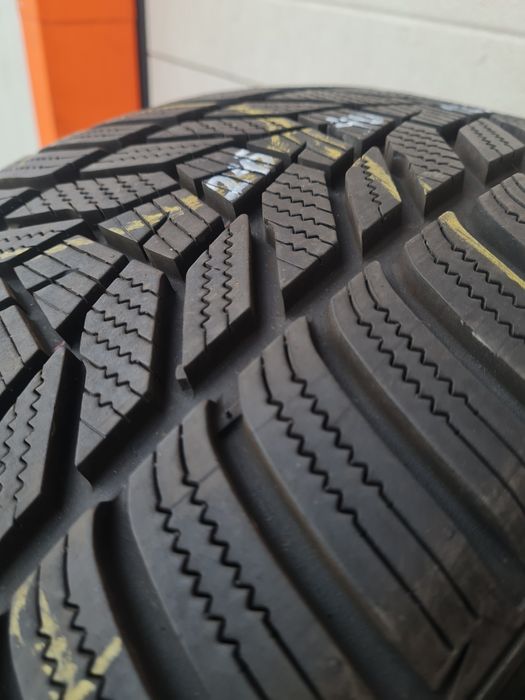 Зимни гуми 2 броя HANKOOK WinterIcept Evo3 245 40 R18 дот 2722