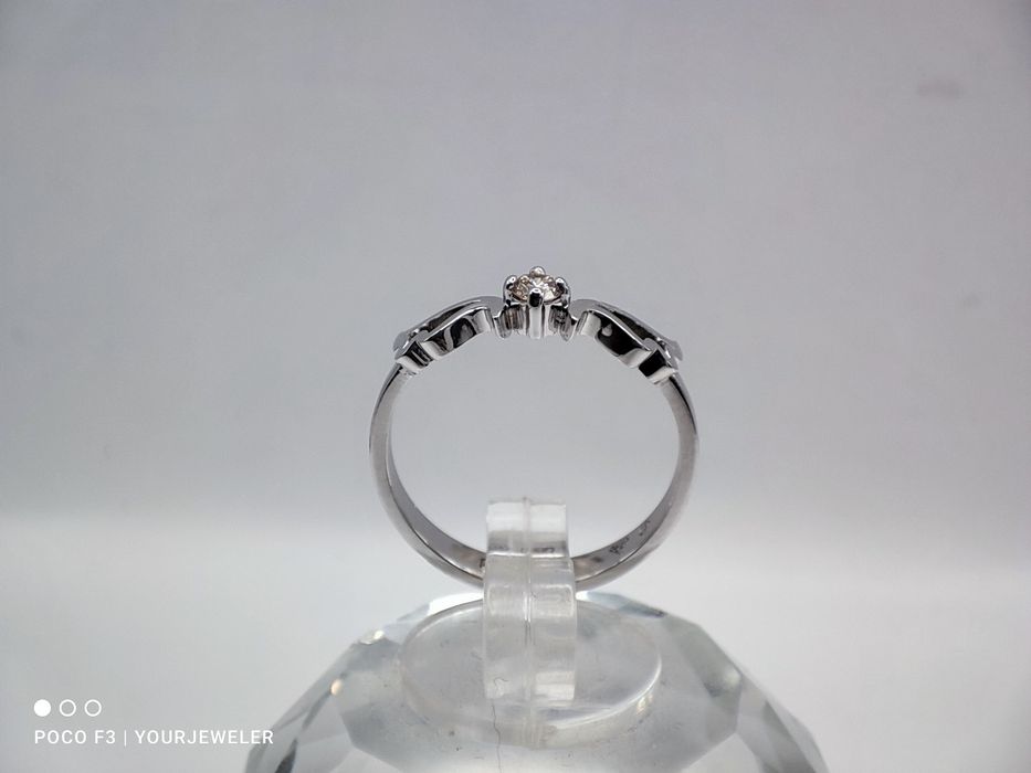 Белое золото с бриллиантом