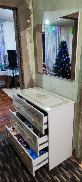 Комод и зеркало для спальни