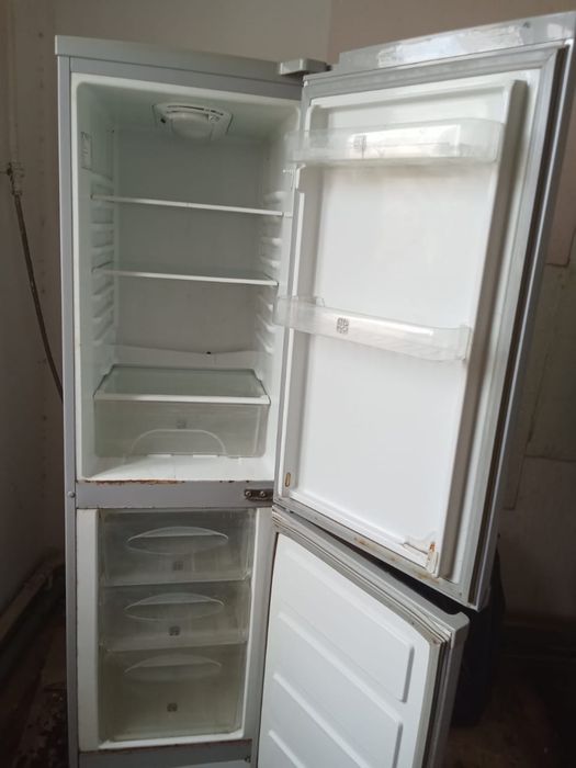 Белый холодильник