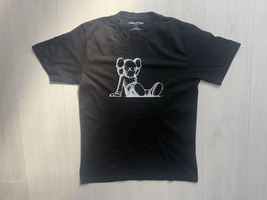 Продам футболки Uniqlo x Kaws