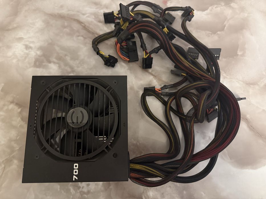 Блок питания EVGA 700 B (700W, 80 PLUS Bronze)