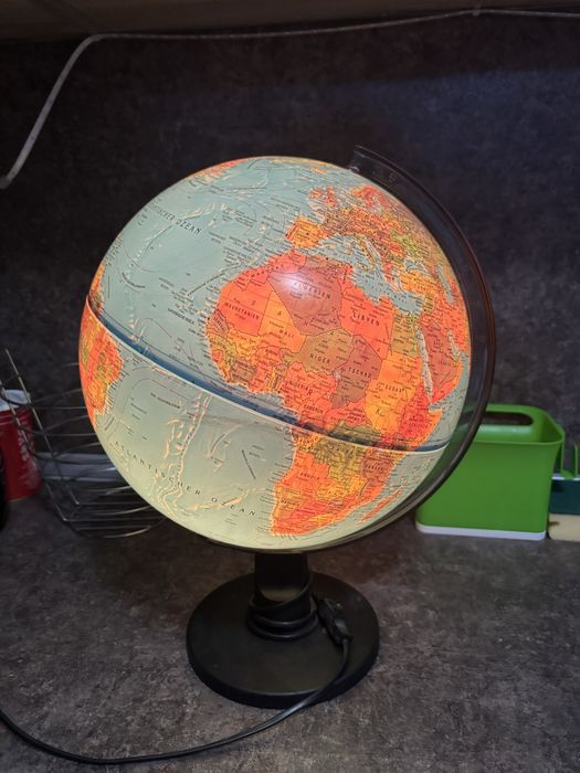 Осветен глобус с карта на света