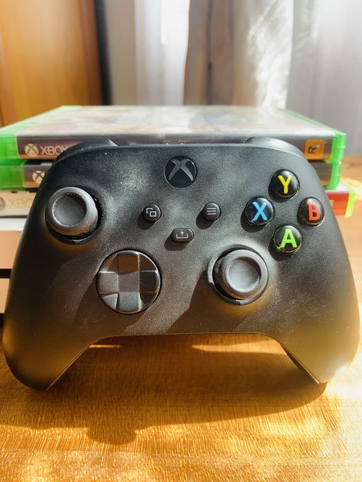 Vând Xbox one s cu 2 jocuri