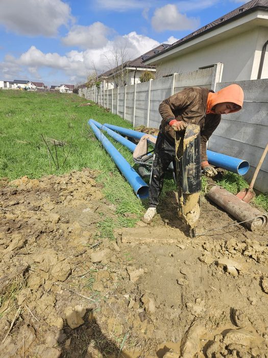 Executam foraje puturi apă de mica sau medie adancime 0-50m
Folosim tu