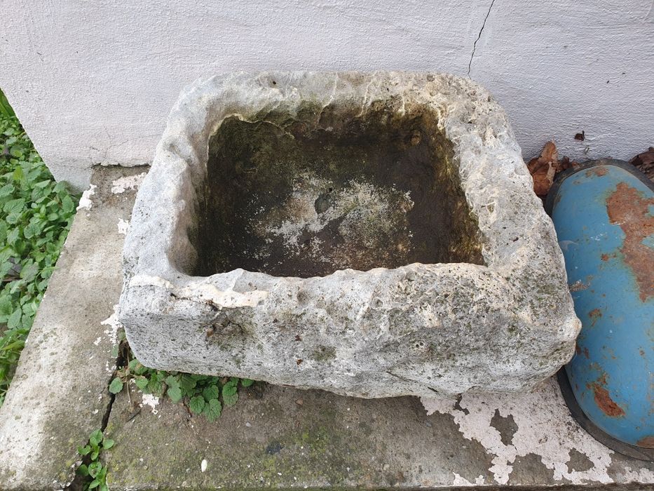 Дървено корито ,дялън камък,кош за декорация. Телевизор стар.Часовник