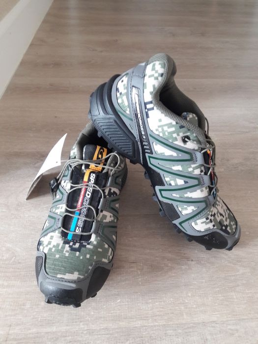 Кроссовки универсальные.