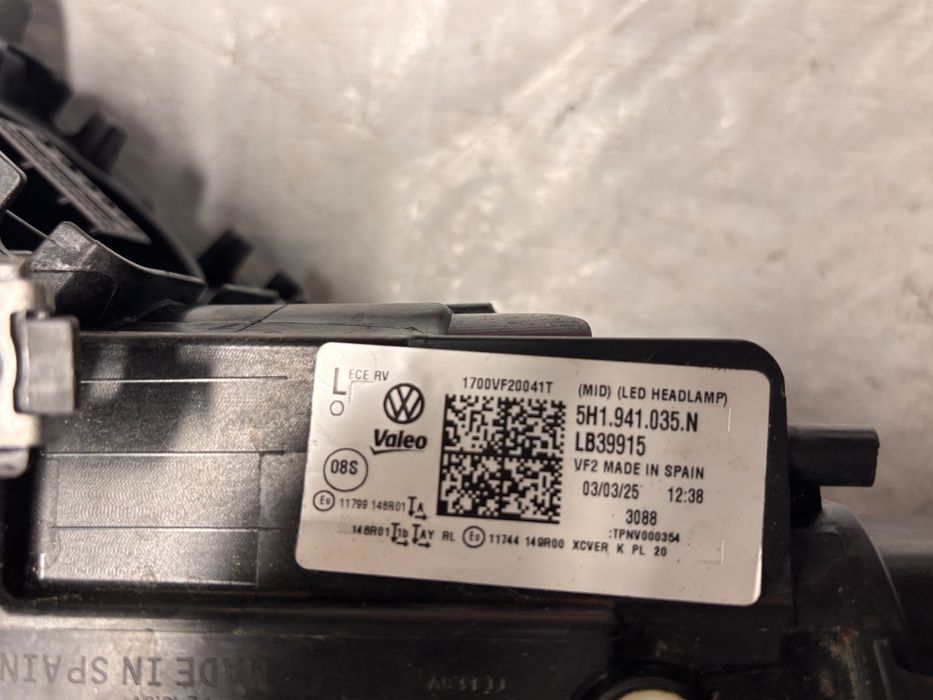 Ляв фар • Volkswagen Golf 8 (2019–2024)