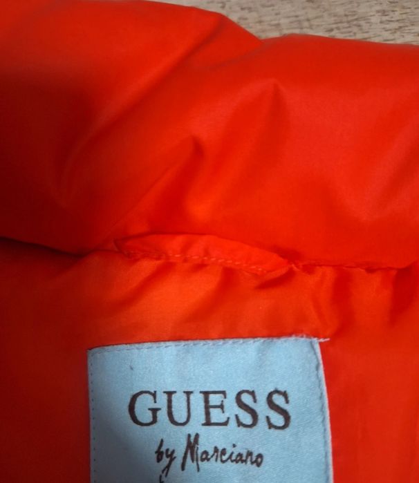 Geacă damă Guess roșie, tip puffer, stare foarte bună, mărimea S