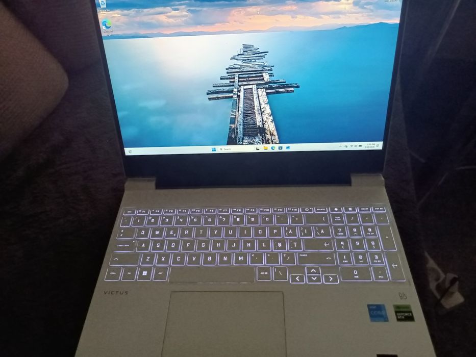 Laptop Gaming HP Victus 15 Alb - RTX 3050, i5-12450H, 16GB RAM, Windows 11 Pro