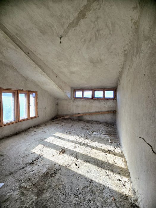 Етаж от масивна къща, сутерен, мансарда, двор и гараж в гр. Лясковец